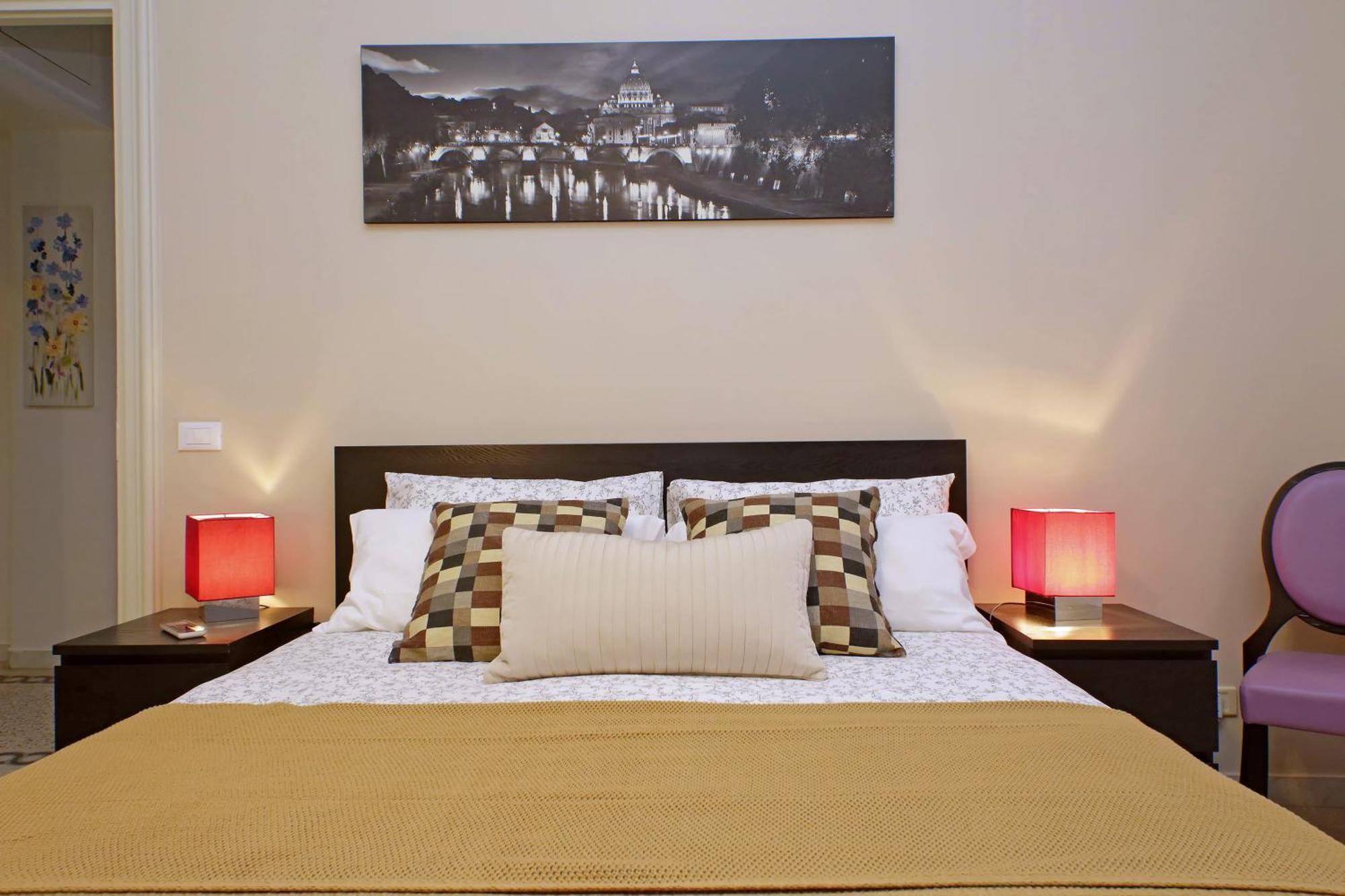 Appartement Casa Giuliana -3br 2bath Flat, 116 M2 On One Level, 2nd Floor With Lift, High Comfort, Quite, Chic, Doorman, 600 Meters From Vatican Museums And Ottaviano Metro, Plenty Of District Facilities, Welcome Drinks & Local Guide, 24 Hour 4 Language Su