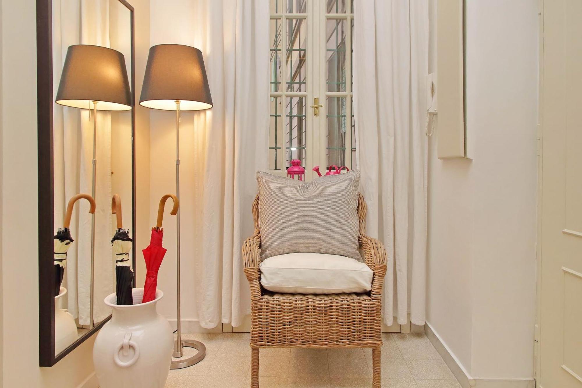 Appartement Casa Giuliana -3br 2bath Flat, 116 M2 On One Level, 2nd Floor With Lift, High Comfort, Quite, Chic, Doorman, 600 Meters From Vatican Museums And Ottaviano Metro, Plenty Of District Facilities, Welcome Drinks & Local Guide, 24 Hour 4 Language Su *