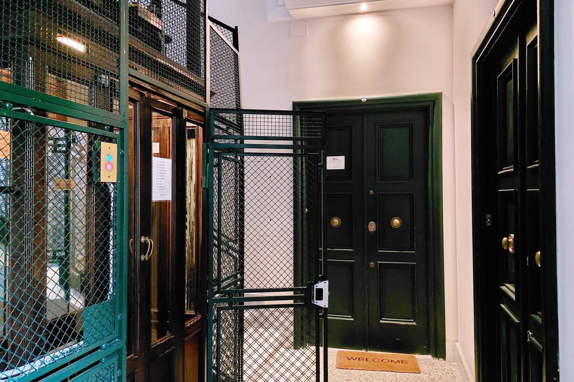 Appartement Casa Giuliana -3br 2bath Flat, 116 M2 On One Level, 2nd Floor With Lift, High Comfort, Quite, Chic, Doorman, 600 Meters From Vatican Museums And Ottaviano Metro, Plenty Of District Facilities, Welcome Drinks & Local Guide, 24 Hour 4 Language Su