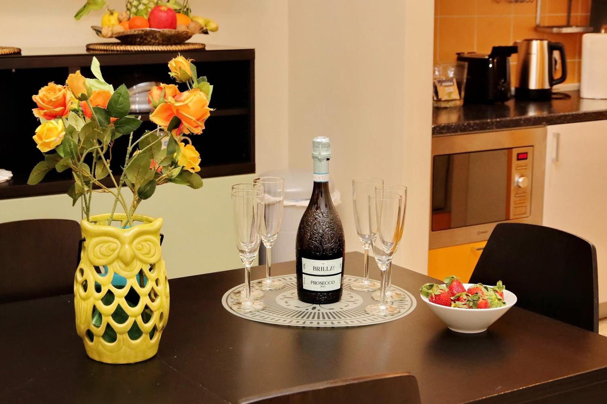 Casa Giuliana -3br 2bath Flat, 116 M2 On One Level, 2nd Floor With Lift, High Comfort, Quite, Chic, Doorman, 600 Meters From Vatican Museums And Ottaviano Metro, Plenty Of District Facilities, Welcome Drinks & Local Guide, 24 Hour 4 Language Su Appartement *